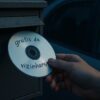 Mulher encontra CD misterioso “grátis da vizinhança” e se surpreende com conteúdo gravado no disco