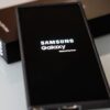 Homem derruba Samsung Galaxy em lago congelado e descobre que aparelho funcionava perfeitamente depois de 4 horas submerso